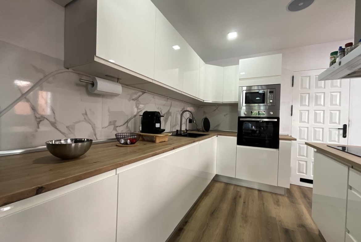 Exclusivo chalet pareado totalmente reformado con amplias terrazas en Las Rosas