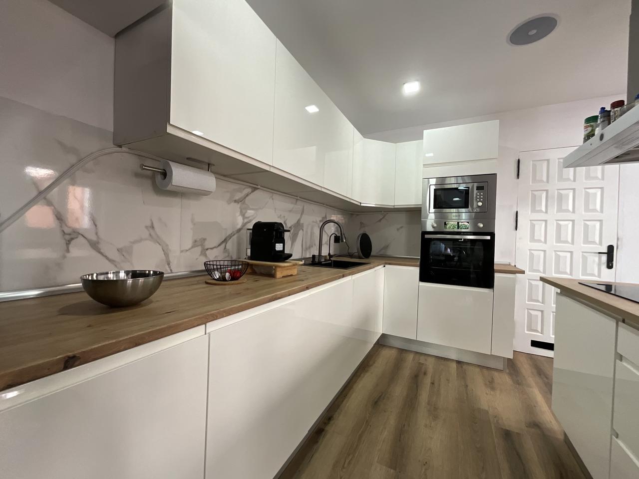 Exclusivo chalet pareado totalmente reformado con amplias terrazas en Las Rosas