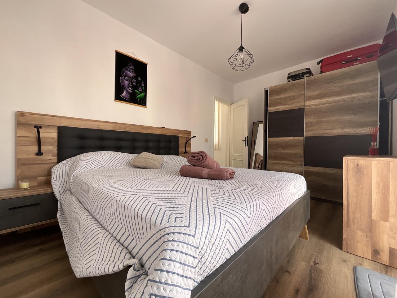 Exclusivo chalet pareado totalmente reformado con amplias terrazas en Las Rosas