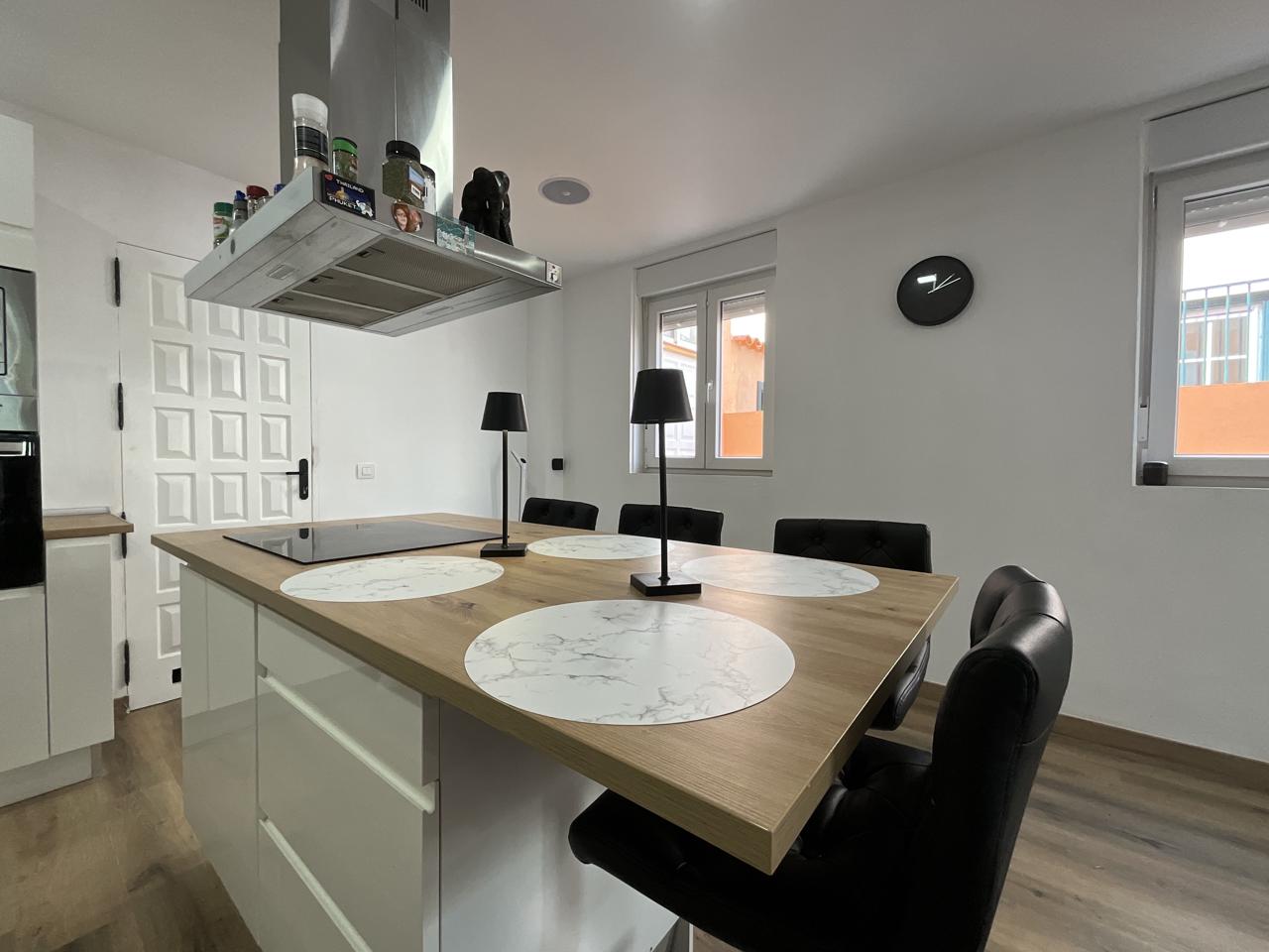 Exclusivo chalet pareado totalmente reformado con amplias terrazas en Las Rosas