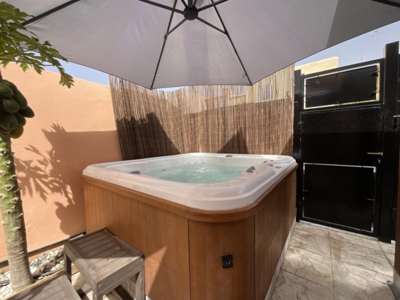 Exclusivo chalet pareado totalmente reformado con amplias terrazas en Las Rosas