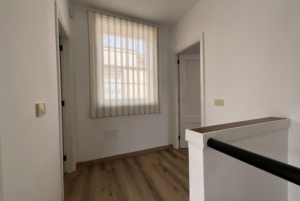 Exclusivo chalet pareado totalmente reformado con amplias terrazas en Las Rosas