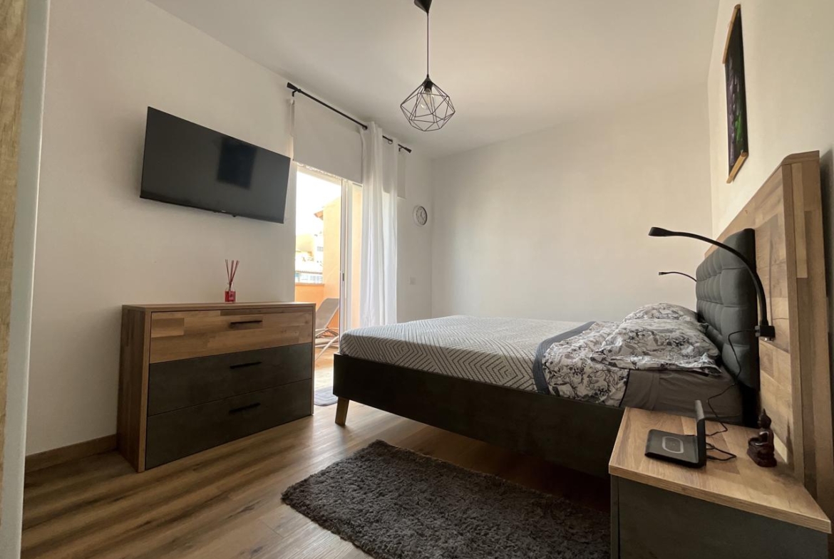 Exclusivo chalet pareado totalmente reformado con amplias terrazas en Las Rosas
