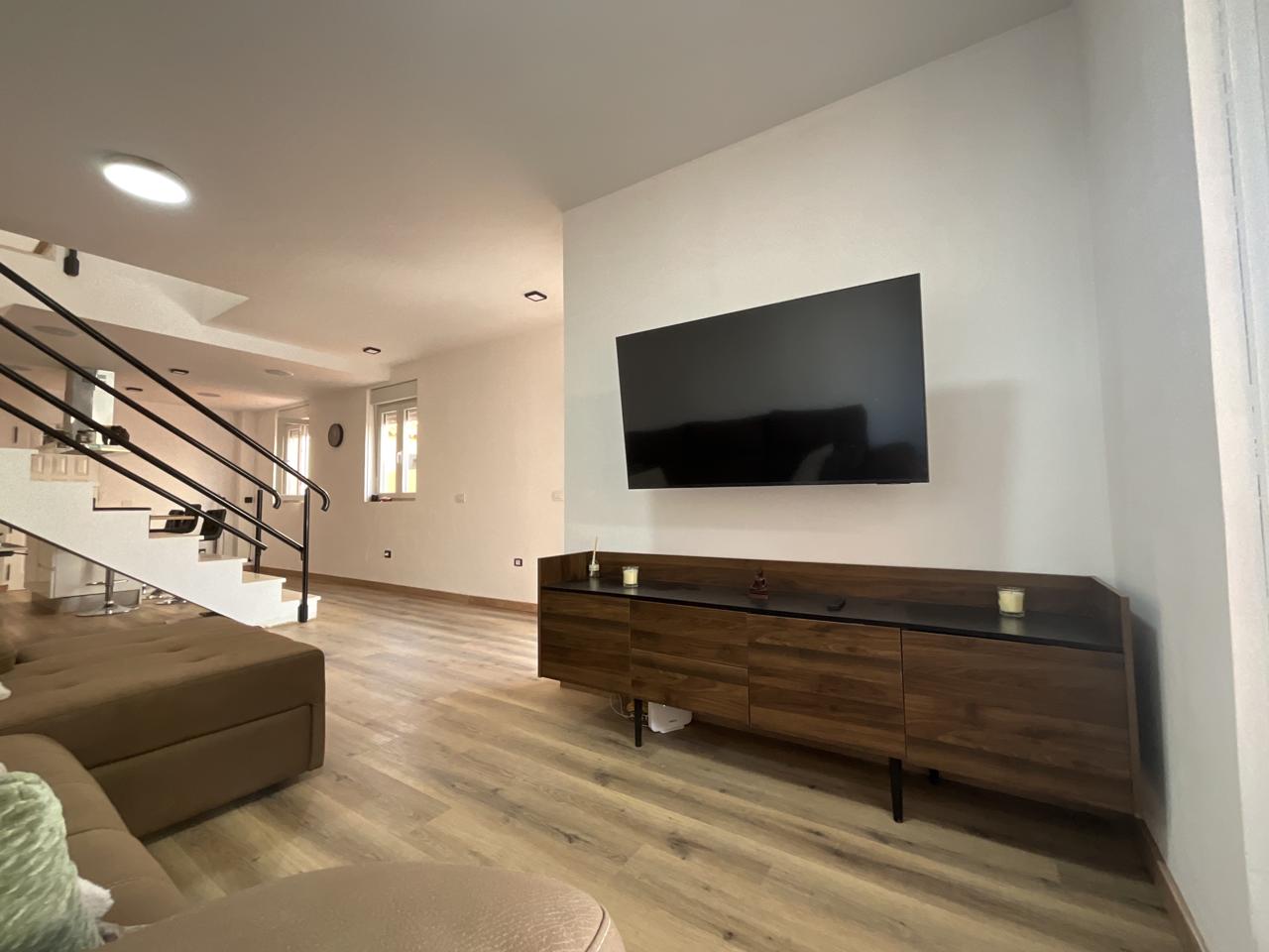 Exclusivo chalet pareado totalmente reformado con amplias terrazas en Las Rosas