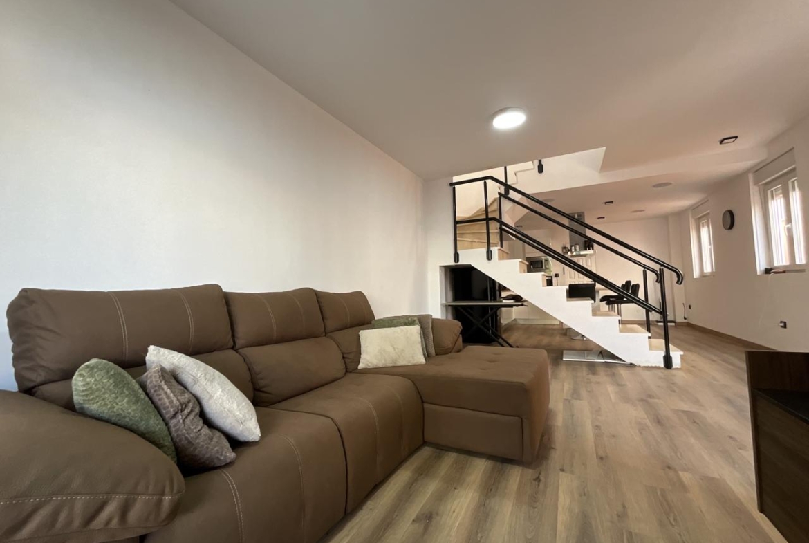 Exclusivo chalet pareado totalmente reformado con amplias terrazas en Las Rosas