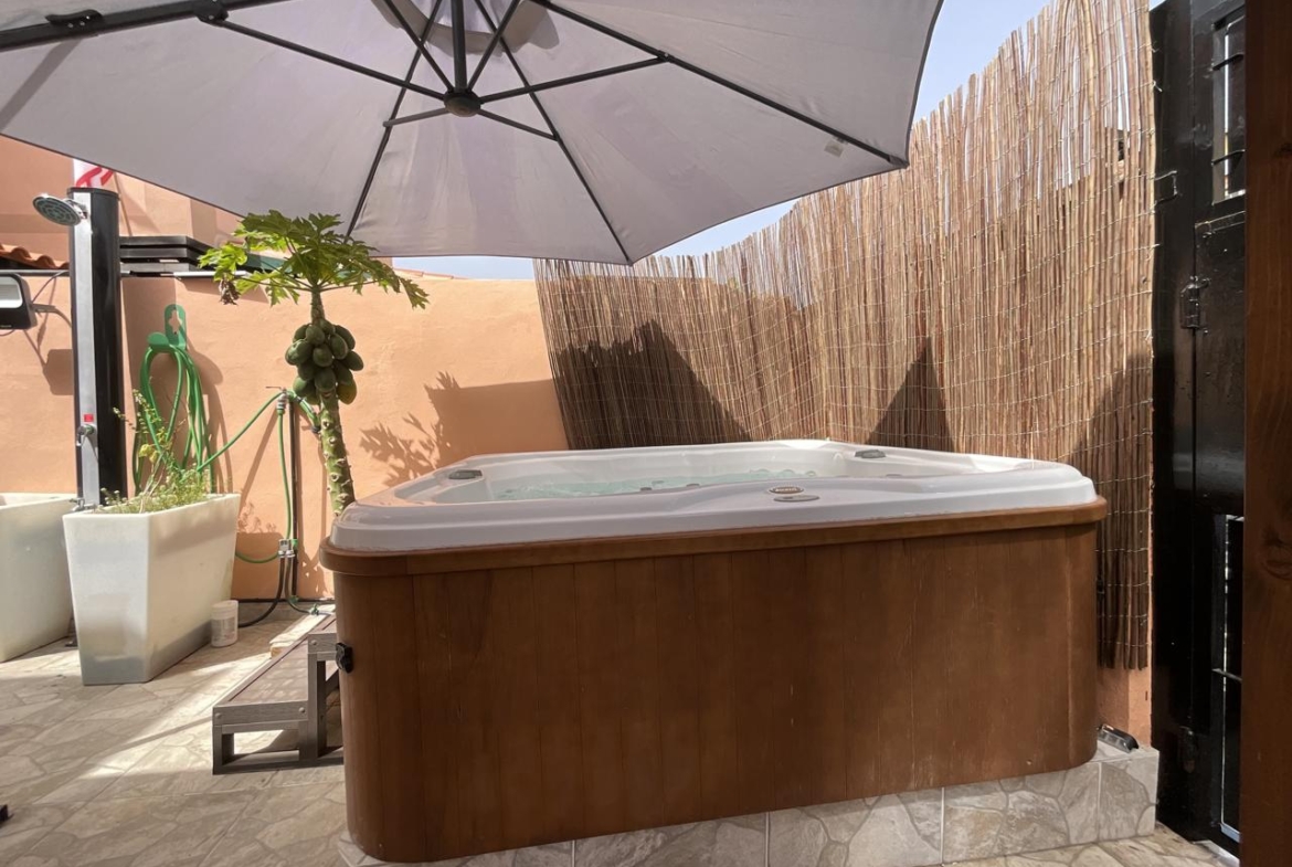 Exclusivo chalet pareado totalmente reformado con amplias terrazas en Las Rosas
