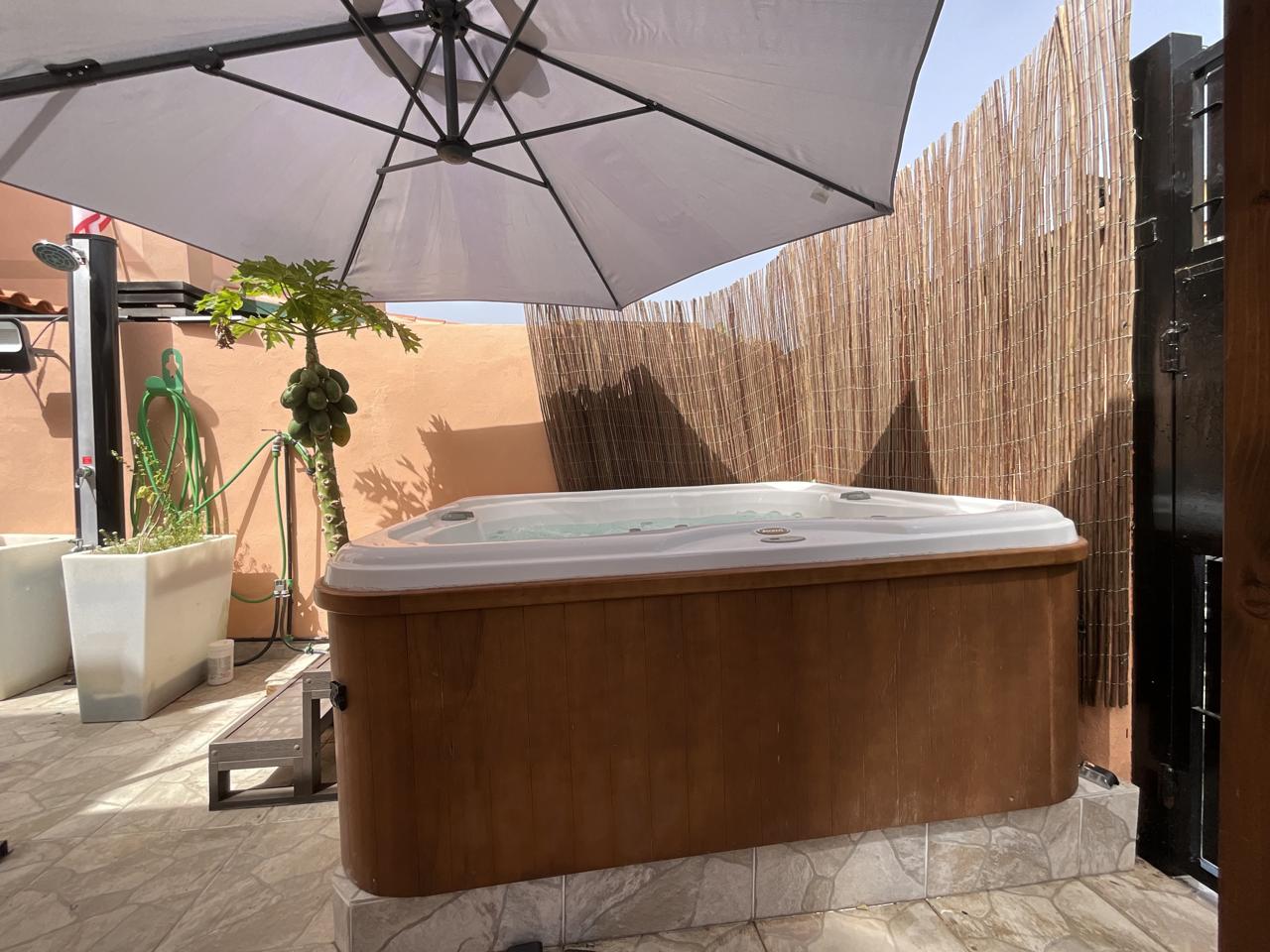 Exclusivo chalet pareado totalmente reformado con amplias terrazas en Las Rosas