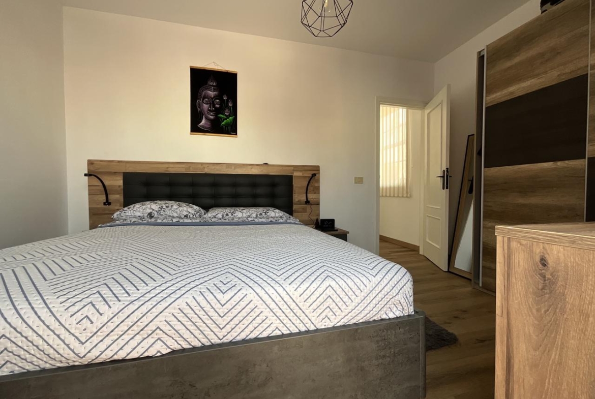 Exclusivo chalet pareado totalmente reformado con amplias terrazas en Las Rosas