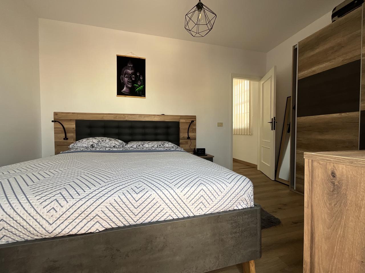Exclusivo chalet pareado totalmente reformado con amplias terrazas en Las Rosas