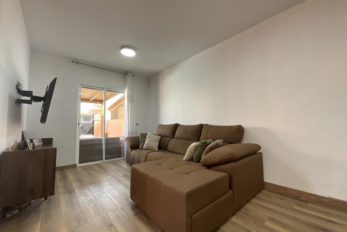Exclusivo chalet pareado totalmente reformado con amplias terrazas en Las Rosas