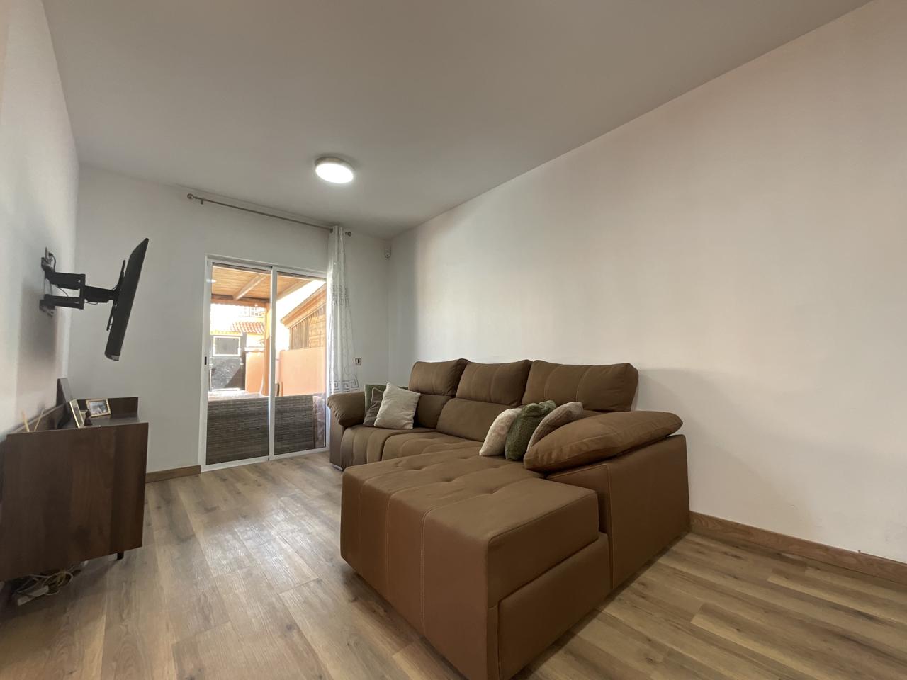 Exclusivo chalet pareado totalmente reformado con amplias terrazas en Las Rosas