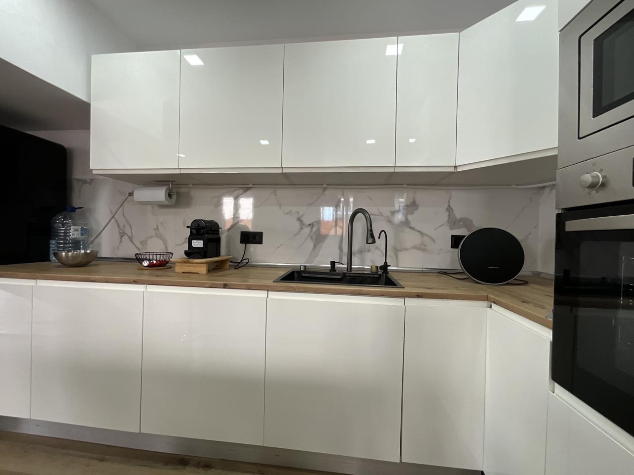 Exclusivo chalet pareado totalmente reformado con amplias terrazas en Las Rosas