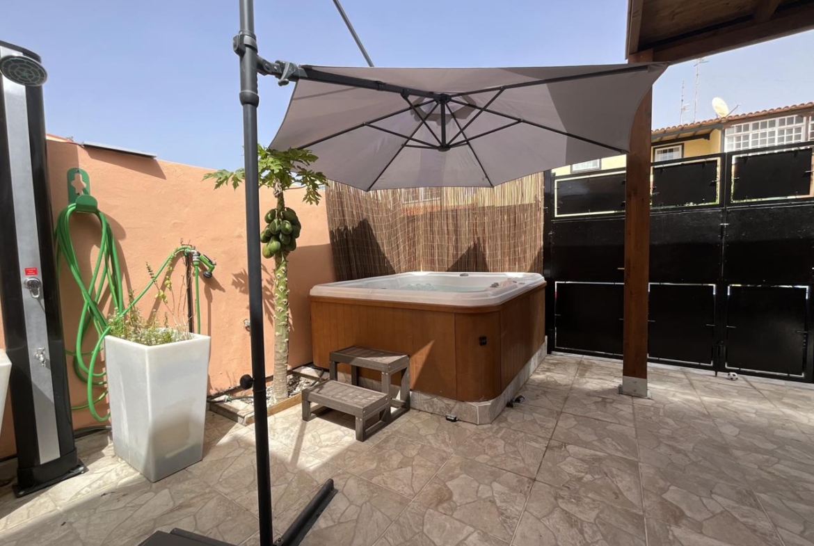 Exclusivo chalet pareado totalmente reformado con amplias terrazas en Las Rosas
