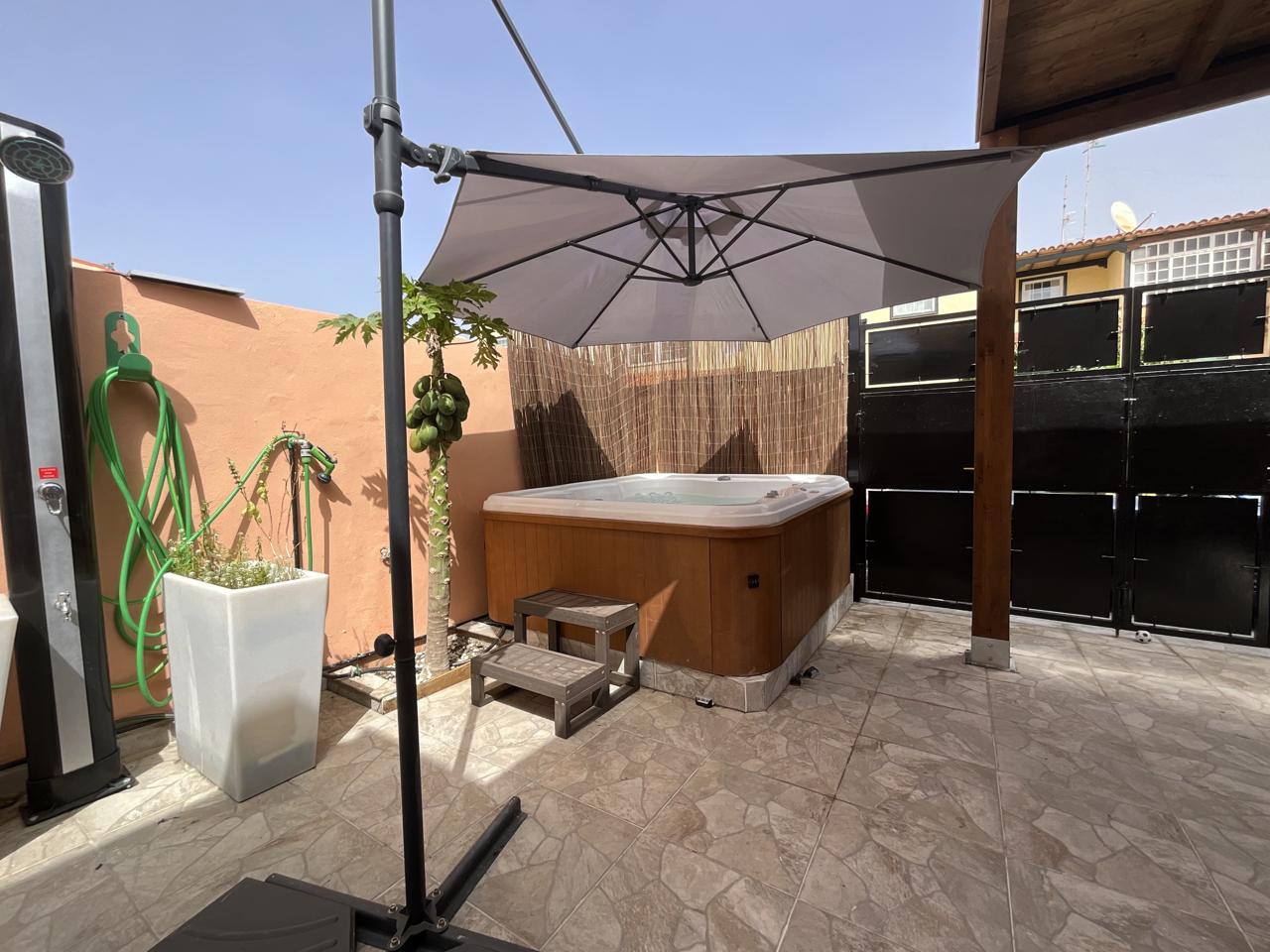 Exclusivo chalet pareado totalmente reformado con amplias terrazas en Las Rosas
