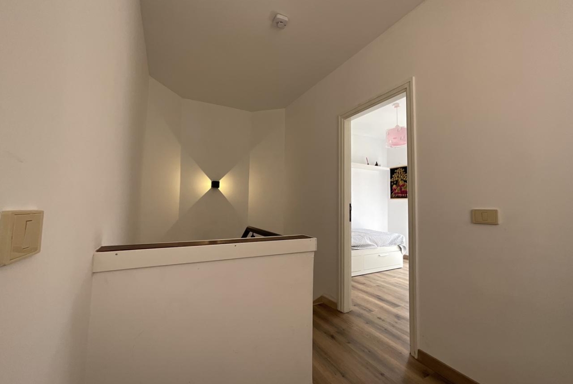 Exclusivo chalet pareado totalmente reformado con amplias terrazas en Las Rosas