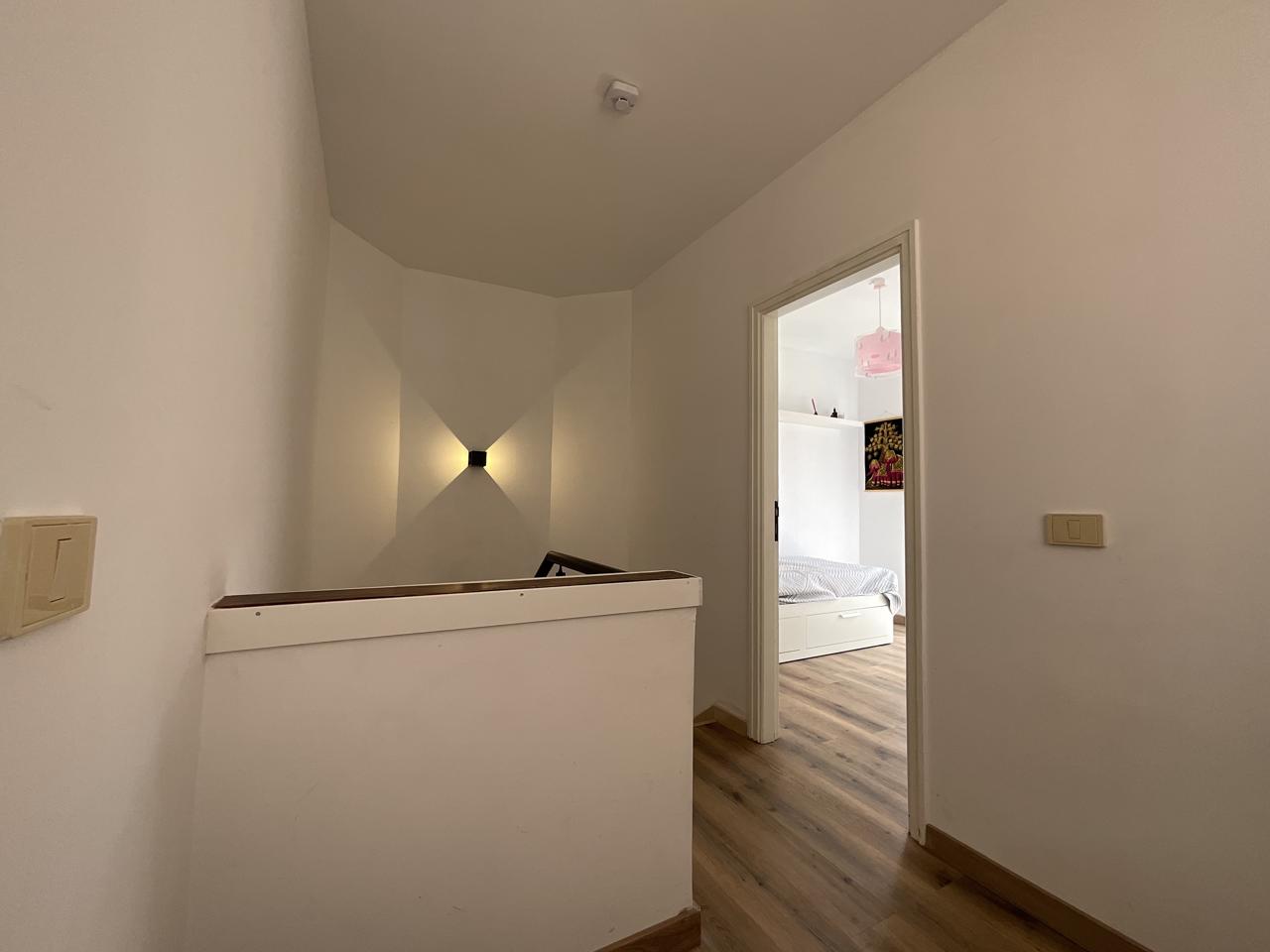 Exclusivo chalet pareado totalmente reformado con amplias terrazas en Las Rosas