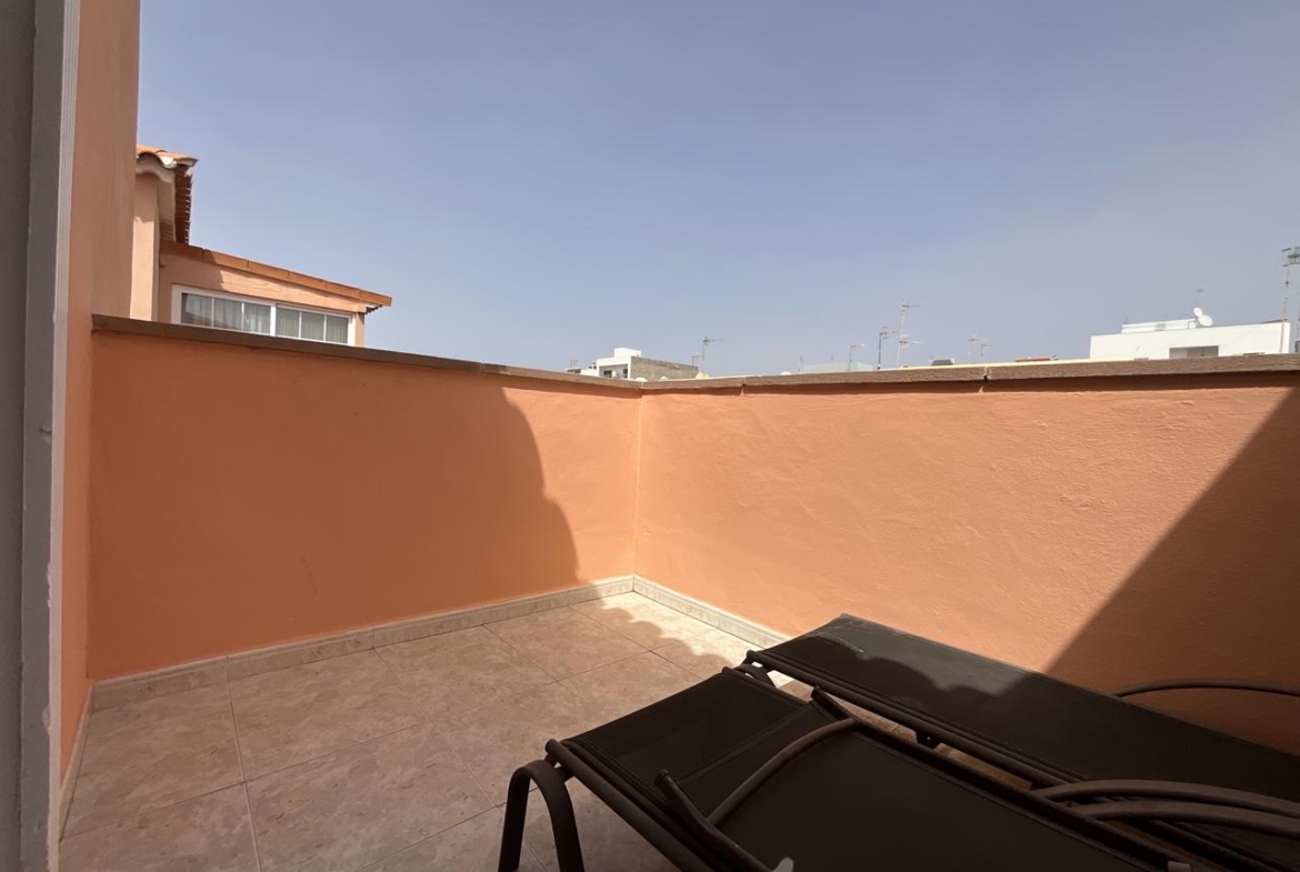 Exclusivo chalet pareado totalmente reformado con amplias terrazas en Las Rosas