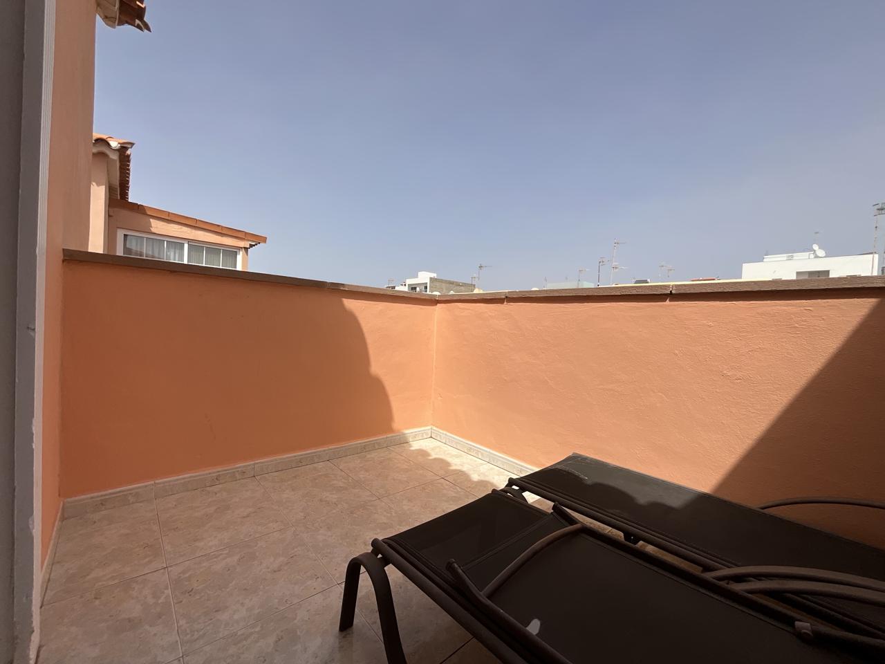 Exclusivo chalet pareado totalmente reformado con amplias terrazas en Las Rosas