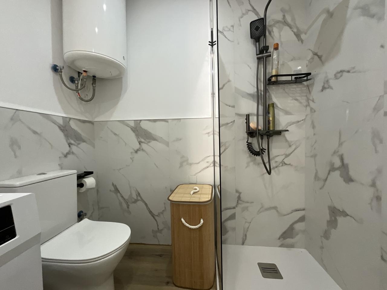 Exclusivo chalet pareado totalmente reformado con amplias terrazas en Las Rosas