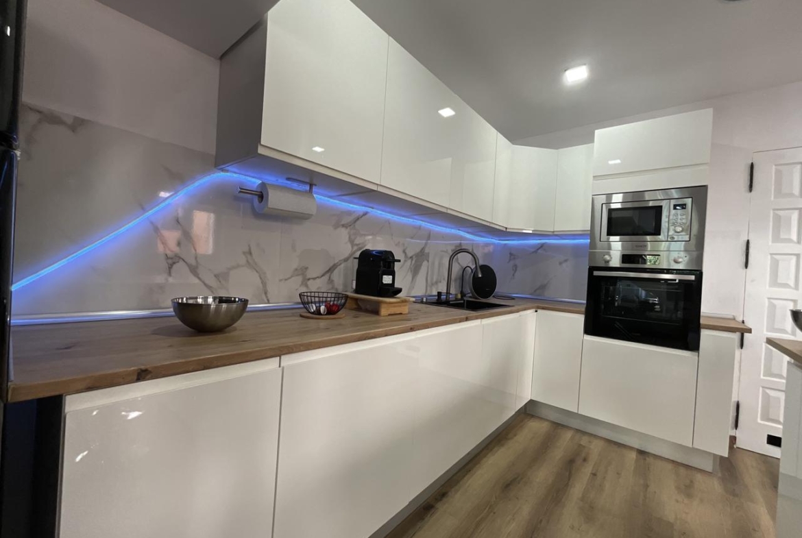Exclusivo chalet pareado totalmente reformado con amplias terrazas en Las Rosas