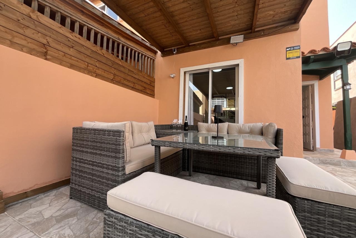 Exclusivo chalet pareado totalmente reformado con amplias terrazas en Las Rosas