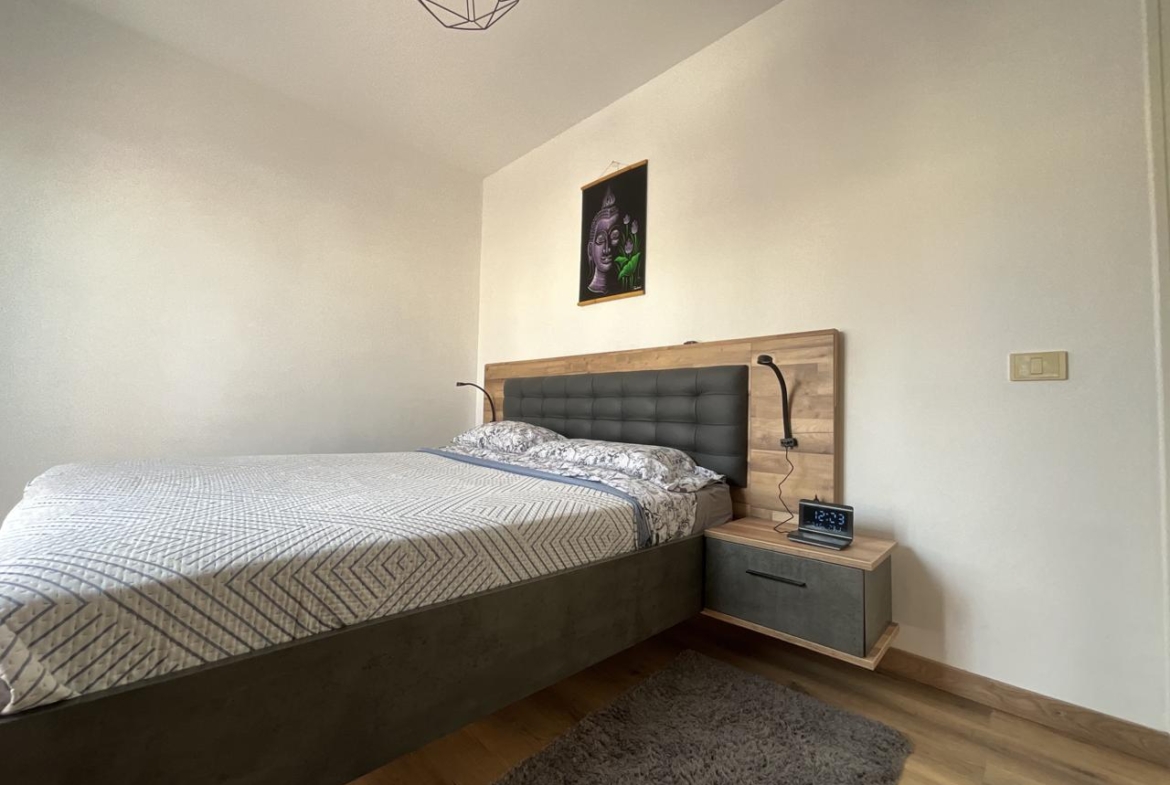 Exclusivo chalet pareado totalmente reformado con amplias terrazas en Las Rosas