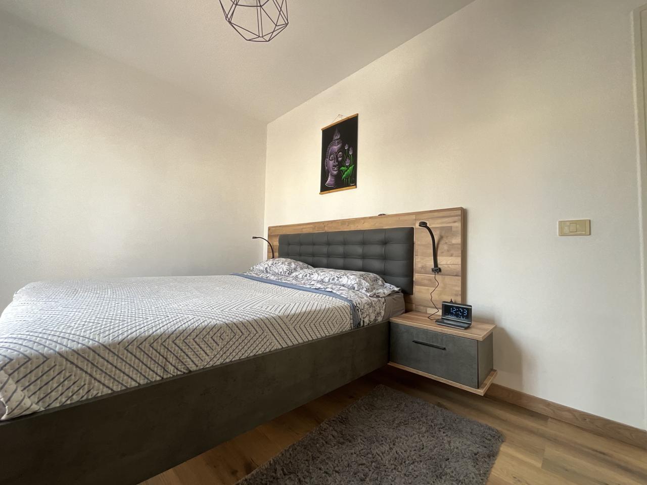 Exclusivo chalet pareado totalmente reformado con amplias terrazas en Las Rosas