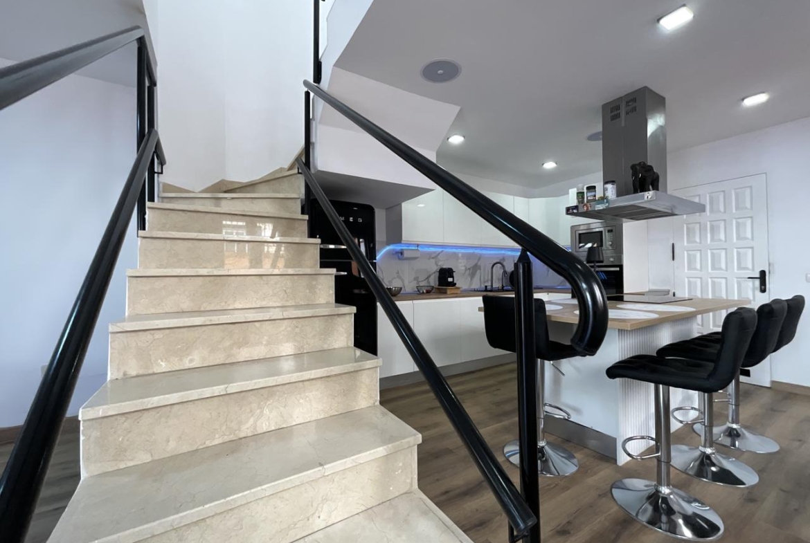 Exclusivo chalet pareado totalmente reformado con amplias terrazas en Las Rosas