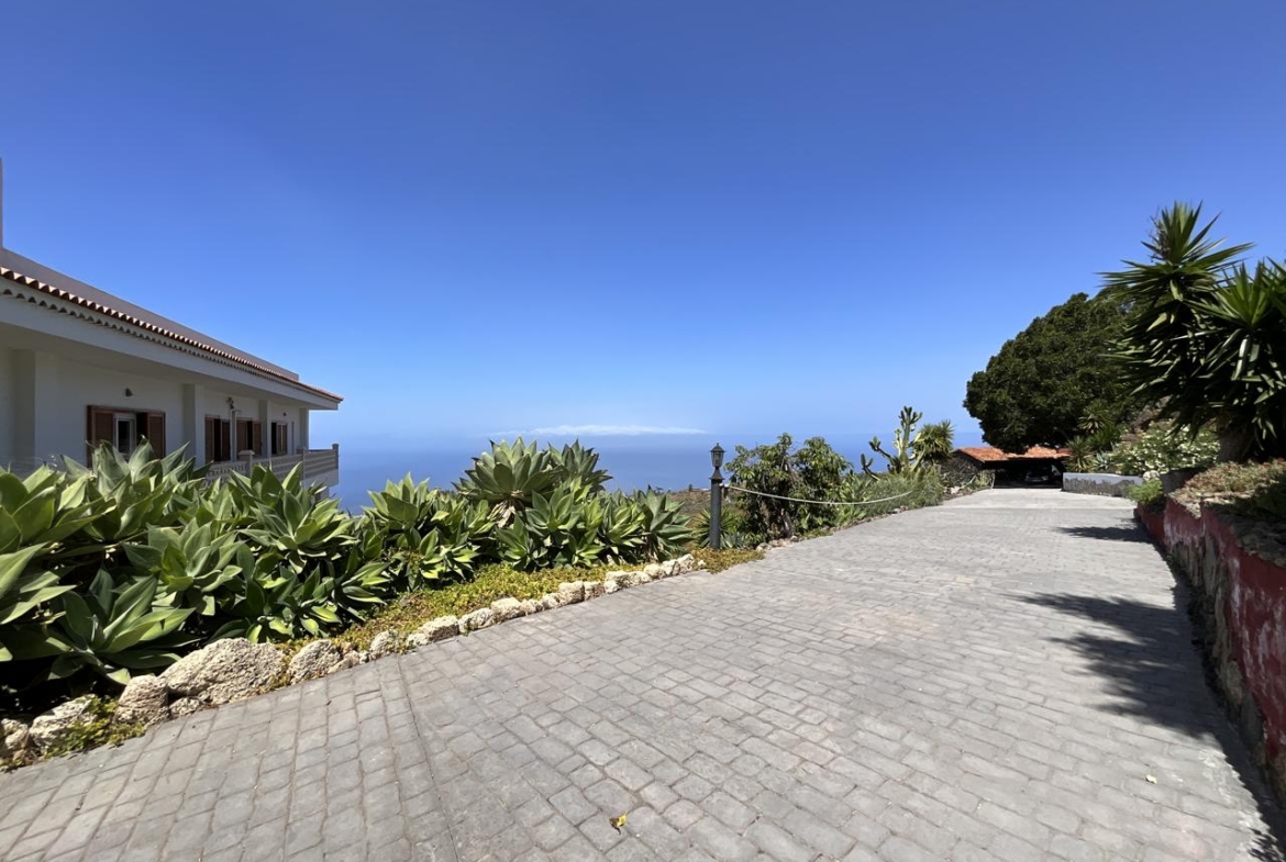 Propiedad Exclusiva en Guía de Isora: Finca de Alta Gama con Vistas al Atlántico
