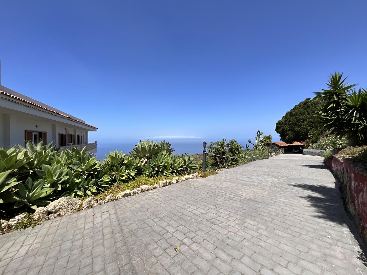 Propiedad Exclusiva en Guía de Isora: Finca de Alta Gama con Vistas al Atlántico