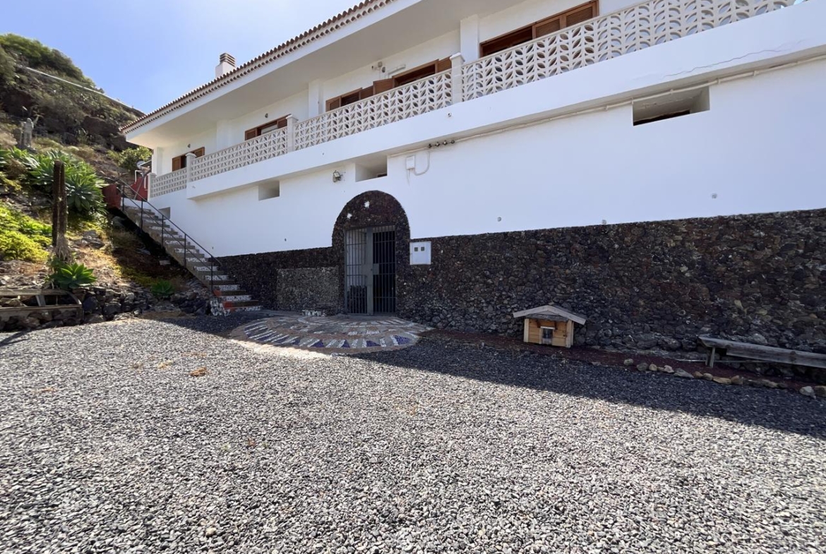 Propiedad Exclusiva en Guía de Isora: Finca de Alta Gama con Vistas al Atlántico