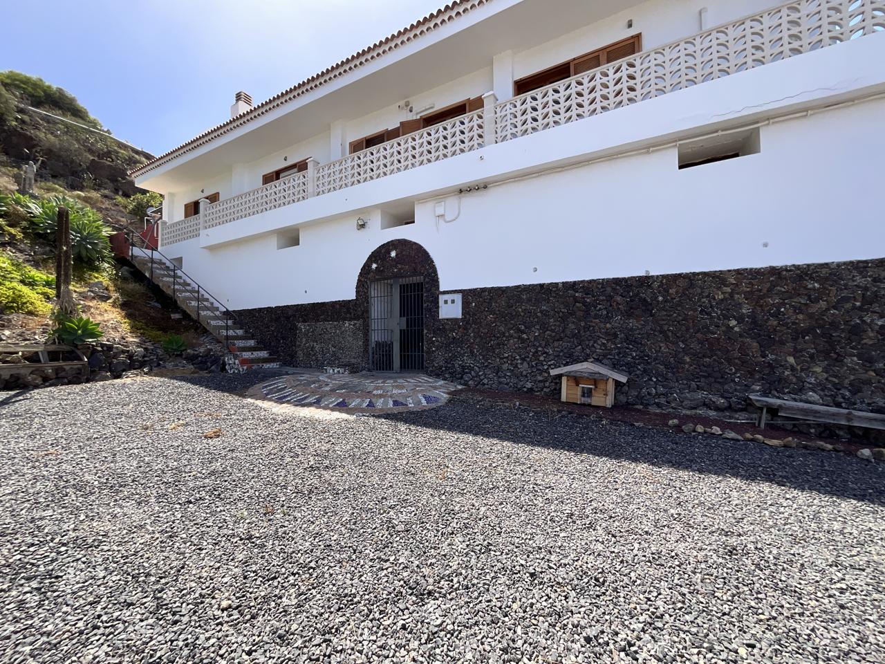 Propiedad Exclusiva en Guía de Isora: Finca de Alta Gama con Vistas al Atlántico