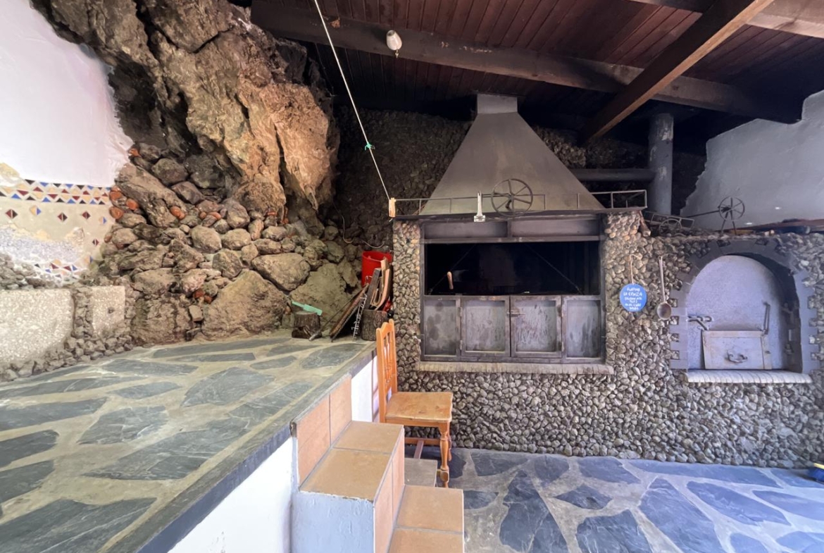 Propiedad Exclusiva en Guía de Isora: Finca de Alta Gama con Vistas al Atlántico