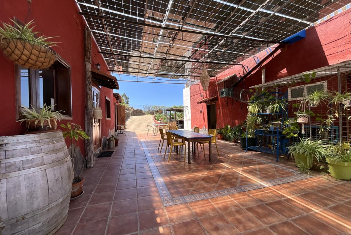 Propiedad Exclusiva en Guía de Isora: Finca de Alta Gama con Vistas al Atlántico