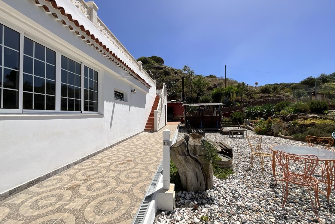 Propiedad Exclusiva en Guía de Isora: Finca de Alta Gama con Vistas al Atlántico