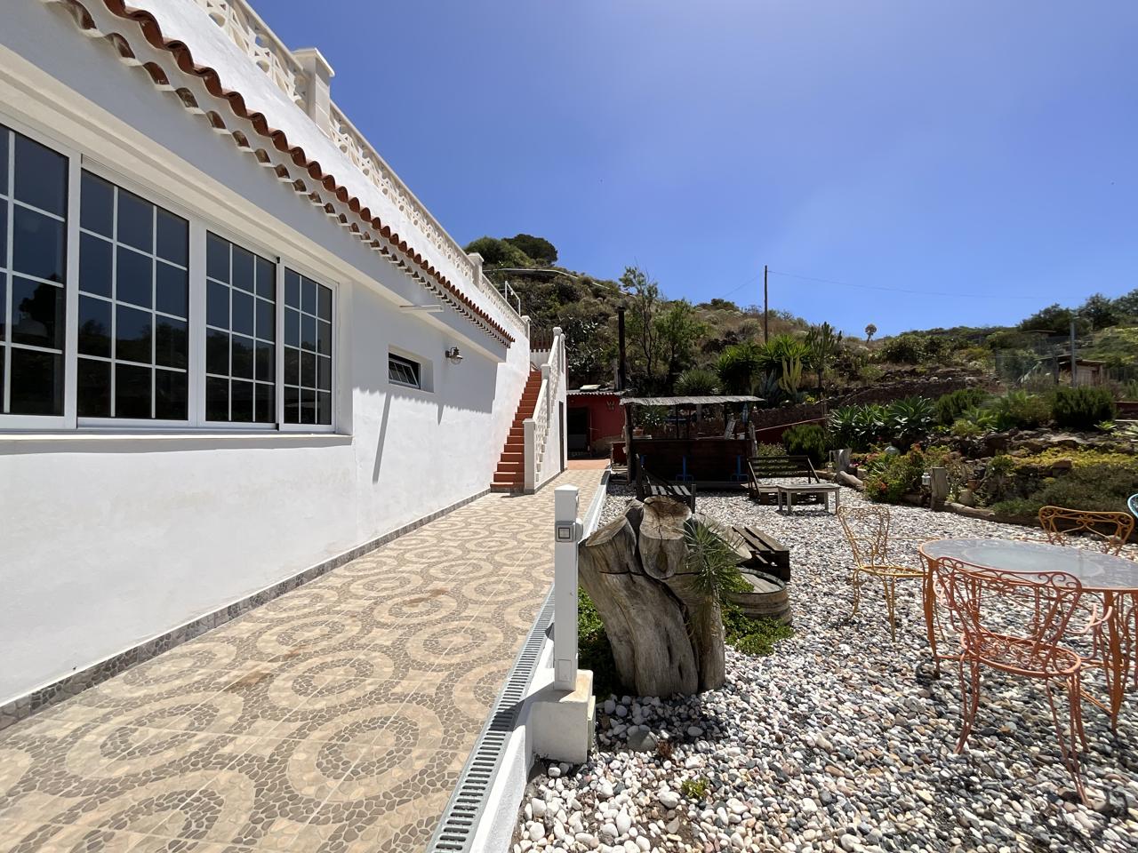 Propiedad Exclusiva en Guía de Isora: Finca de Alta Gama con Vistas al Atlántico