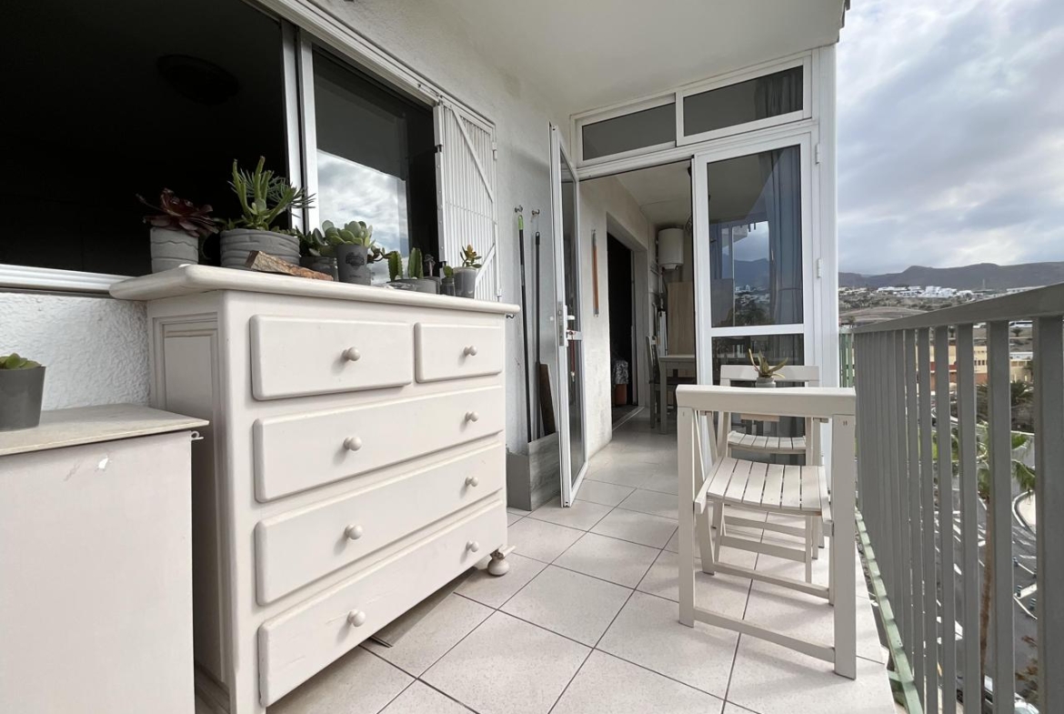 Apartamento con Vistas al Mar en Playa de las Américas – Piscina y Ubicación Ideal
