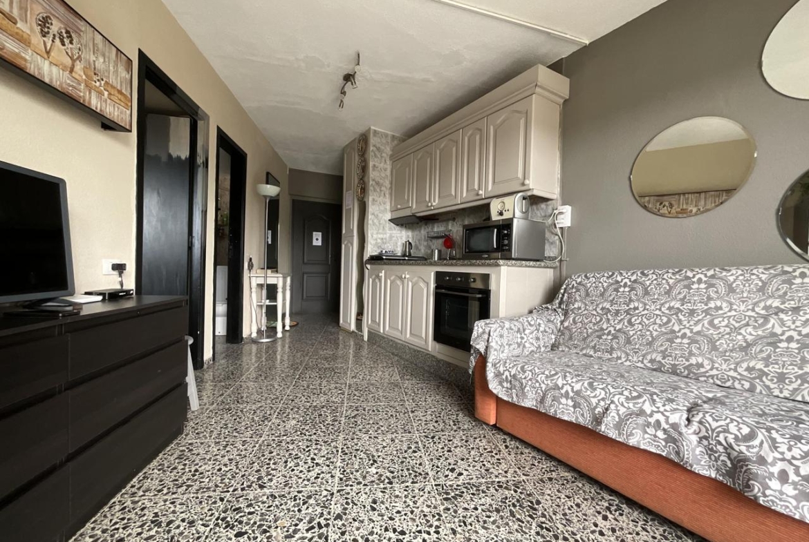 Apartamento con Vistas al Mar en Playa de las Américas – Piscina y Ubicación Ideal