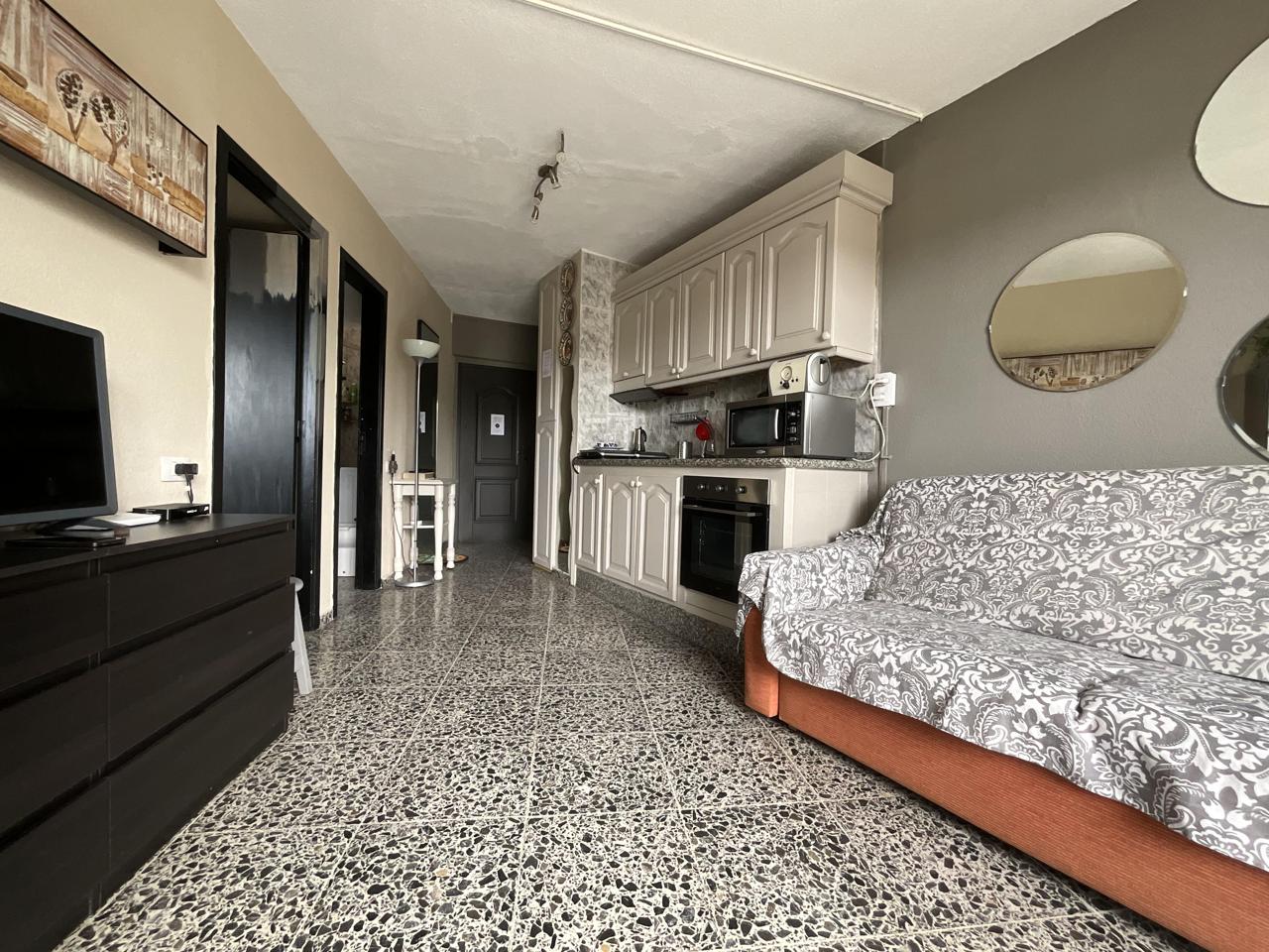 Apartamento con Vistas al Mar en Playa de las Américas – Piscina y Ubicación Ideal