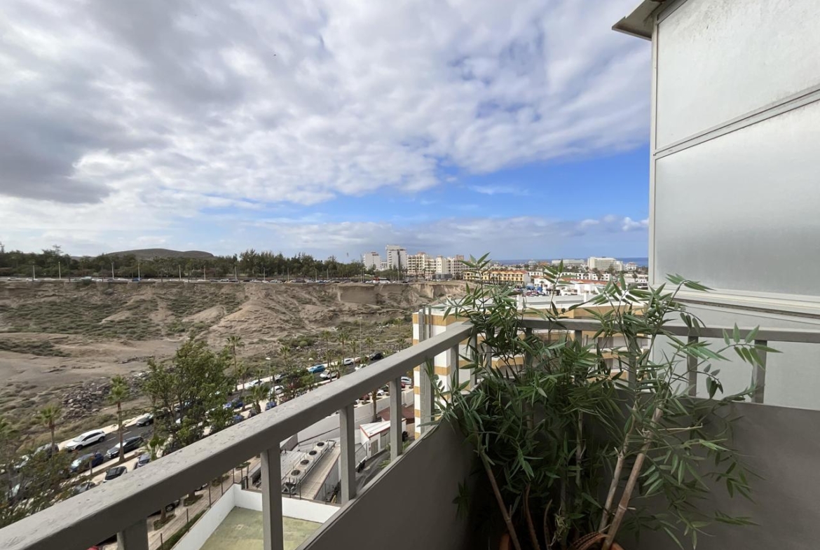 Apartamento con Vistas al Mar en Playa de las Américas – Piscina y Ubicación Ideal