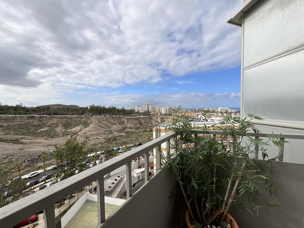 Apartamento con Vistas al Mar en Playa de las Américas – Piscina y Ubicación Ideal