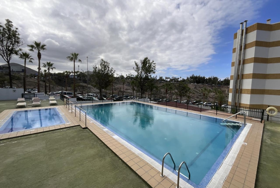 Apartamento con Vistas al Mar en Playa de las Américas – Piscina y Ubicación Ideal