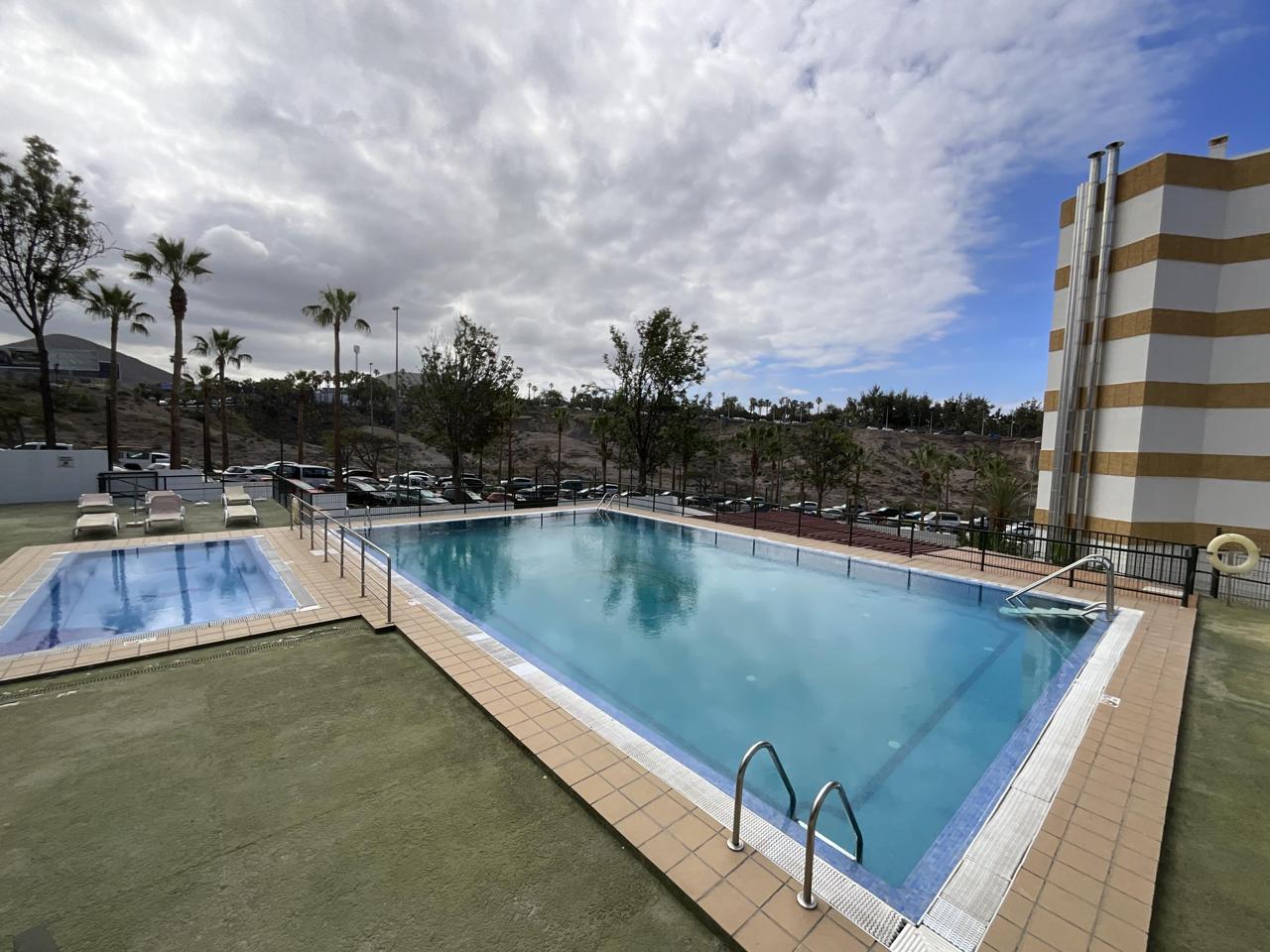 Apartamento con Vistas al Mar en Playa de las Américas – Piscina y Ubicación Ideal