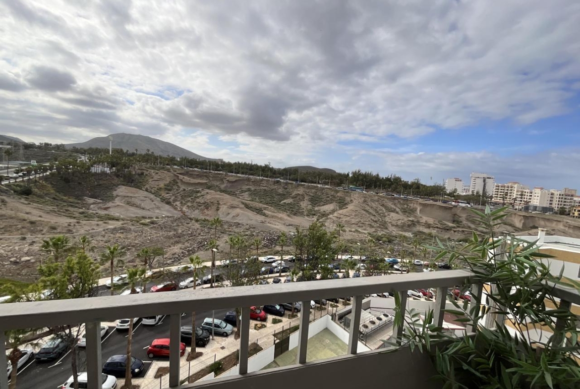Apartamento con Vistas al Mar en Playa de las Américas – Piscina y Ubicación Ideal