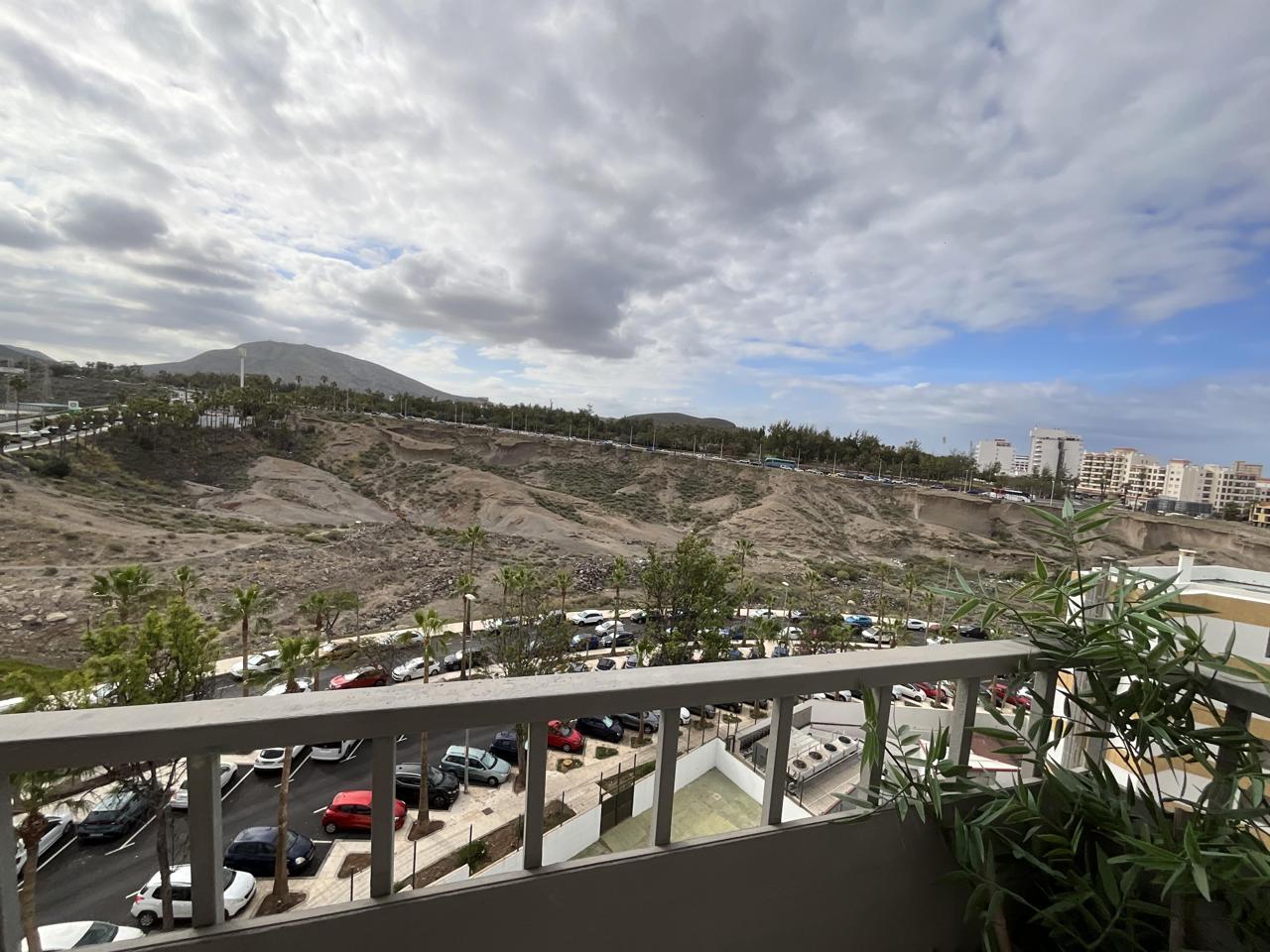 Apartamento con Vistas al Mar en Playa de las Américas – Piscina y Ubicación Ideal