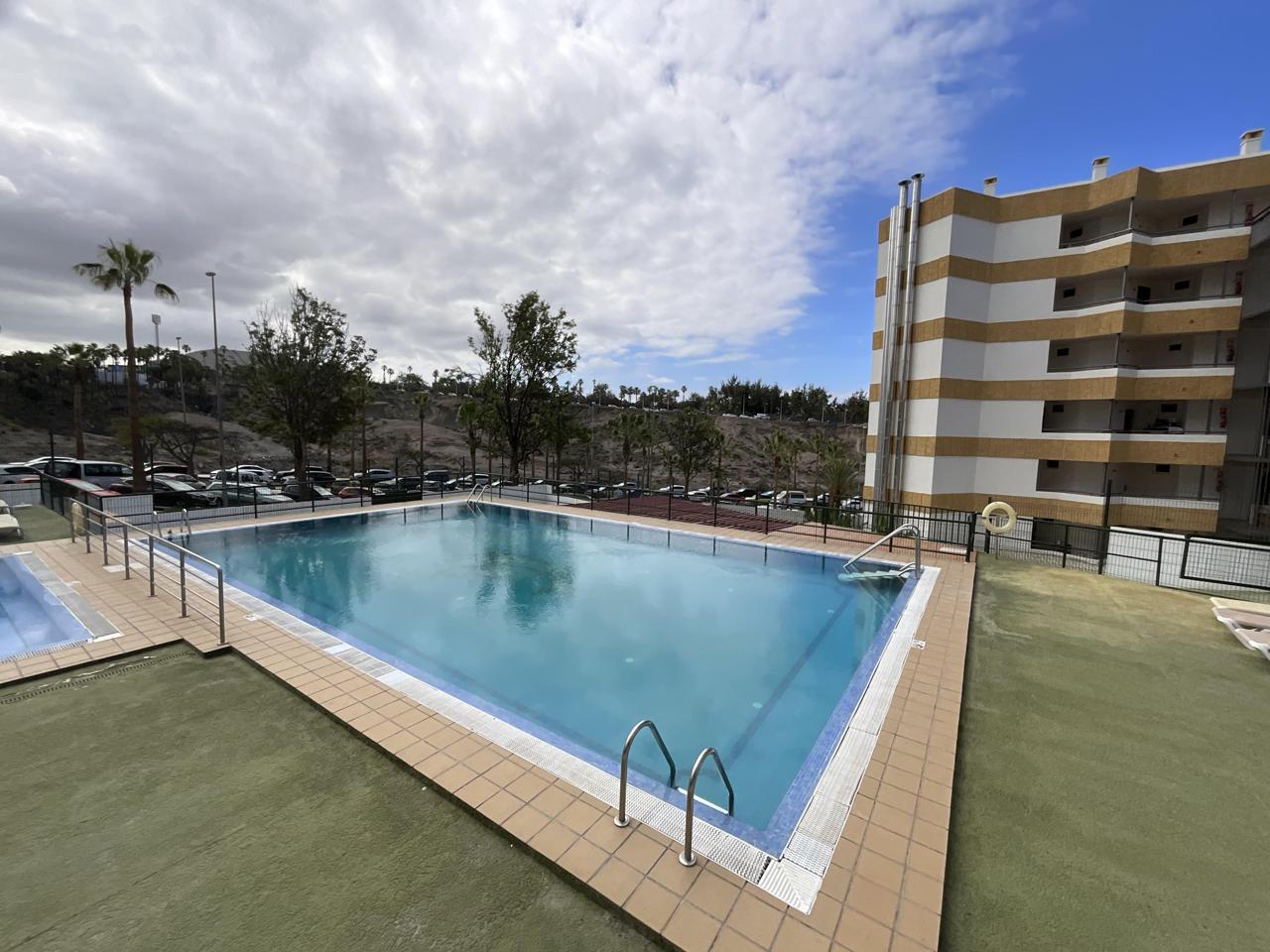 Apartamento con Vistas al Mar en Playa de las Américas – Piscina y Ubicación Ideal