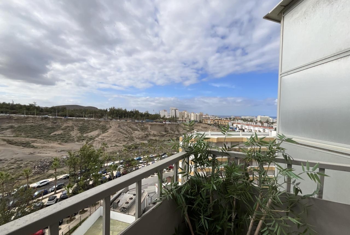 Apartamento con Vistas al Mar en Playa de las Américas – Piscina y Ubicación Ideal