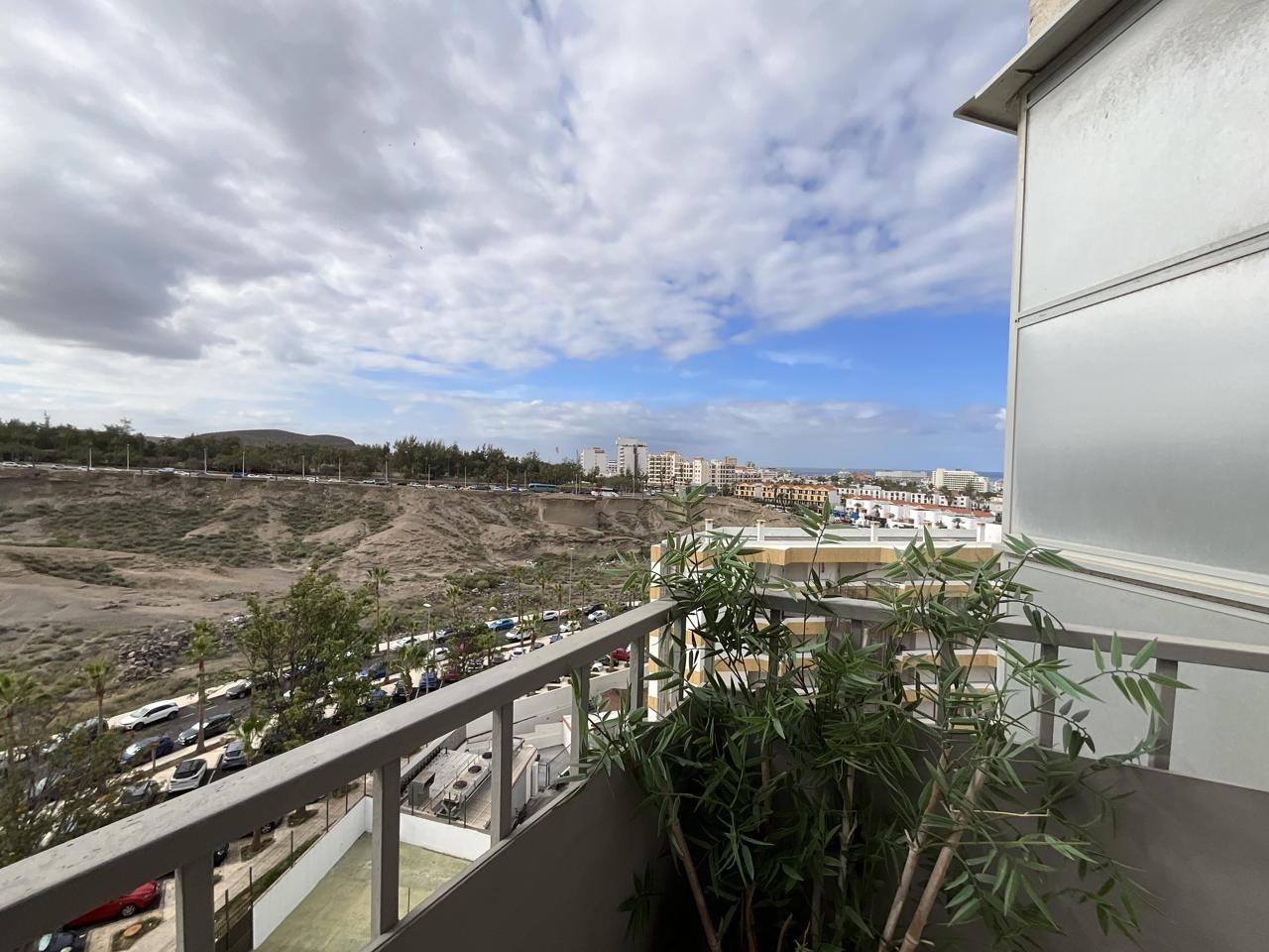 Apartamento con Vistas al Mar en Playa de las Américas – Piscina y Ubicación Ideal