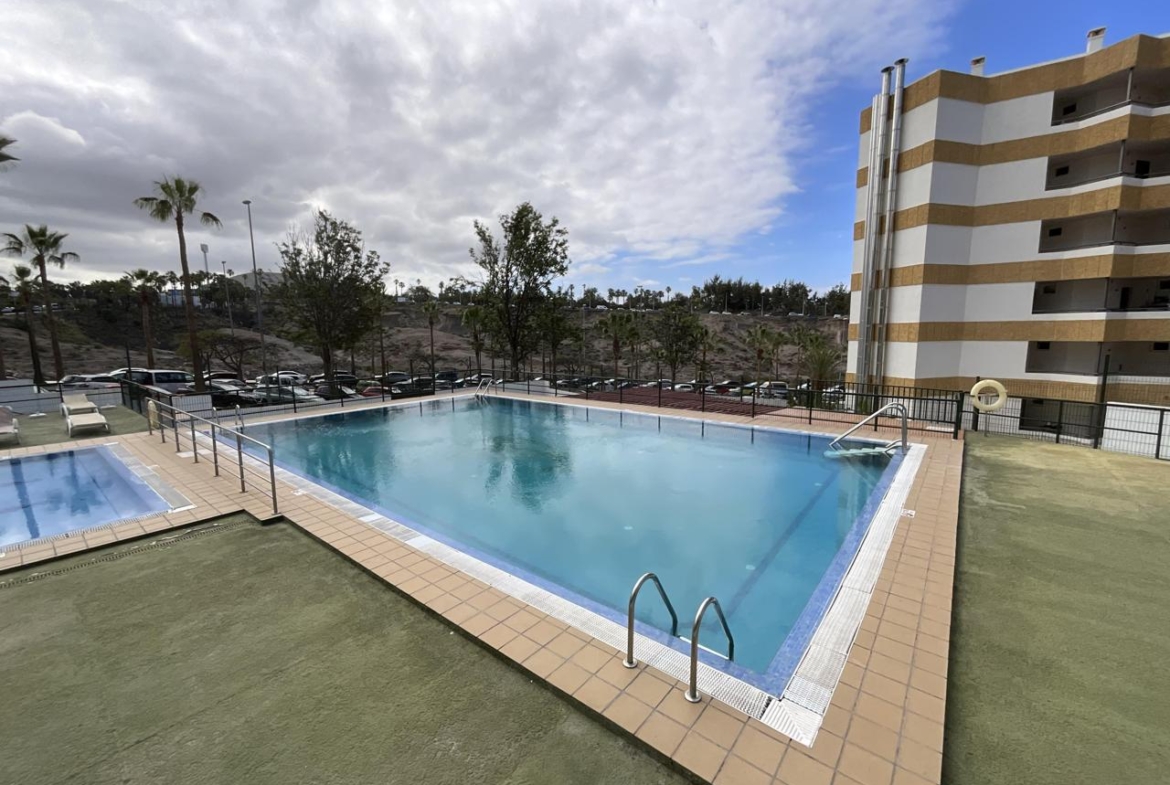 Apartamento con Vistas al Mar en Playa de las Américas – Piscina y Ubicación Ideal