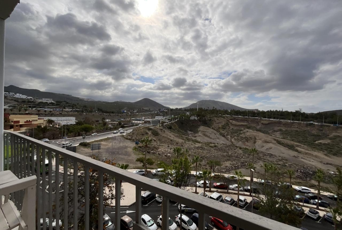 Apartamento con Vistas al Mar en Playa de las Américas – Piscina y Ubicación Ideal